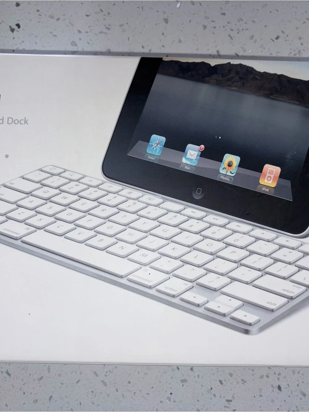 Apple Wireless Keyboard and Dock for Tablet - White
